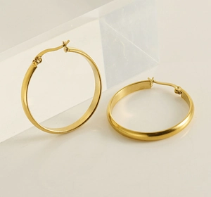 Detailansicht goldener runder 18K Edelstahlohrringe mit glänzend polierter Oberfläche