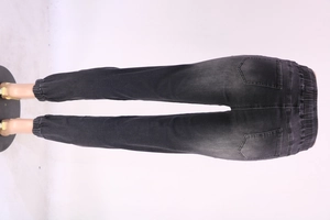 Détail du jogging en denim foncé avec taille élastique et chevilles resserrées