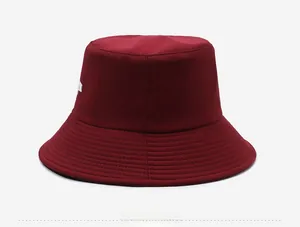 Vue latérale détaillée d'un chapeau bob bordeaux avec broderie blanche et bord surpiqué