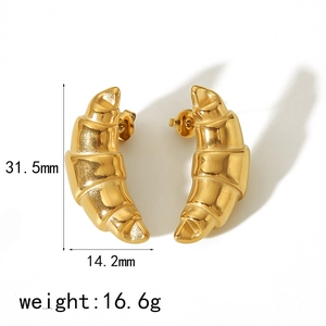 Boucles d'oreilles croissant en acier doré 18k avec texture spirale et longueur de 31,5 mm