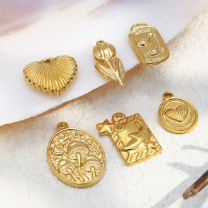 Detaillierte Sammlung von 18K vergoldeten Edelstahl-Anhängern mit Stern-, Mond- und Tulpenmotiven