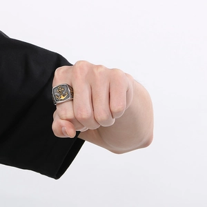 Gros plan d'une bague chevalière ancre vintage en acier inoxydable pour homme