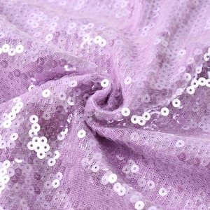 Dettaglio ravvicinato del tessuto con paillettes lavanda e rete a trama fitta lucida