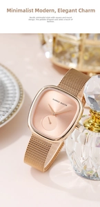 Detailansicht der roségoldenen Quarzuhr mit Mesh-Armband auf eleganter Keramikplatte