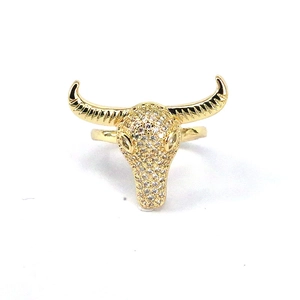 Bague ouverte tête de taureau dorée style hip hop avec zircons micro-pave sur fond blanc