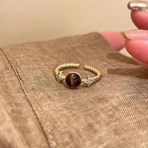Verstellbarer goldener Webring mit rundem Tigerauge-Stein und mikro-besetzten Zirkonen