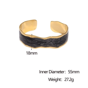 Détail du bracelet en acier plaqué or 18k de 18mm avec incrustation d'émail noir