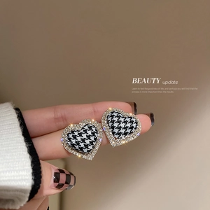 Elegant houndstooth heart stud earrings with silver needle and sparkling crystal border