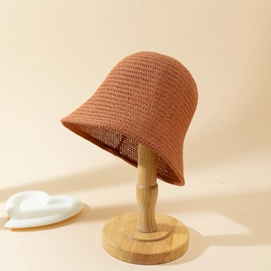 Détails de la maille et structure du chapeau bob tricoté caramel sur support bois