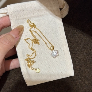Collier perle baroque en étoile avec détail étoile dorée sur une chaîne à billes
