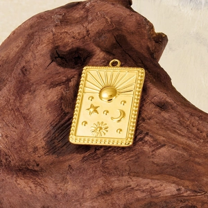 Pendentif céleste en acier inoxydable 304 doré avec gravures de soleil lune et étoiles