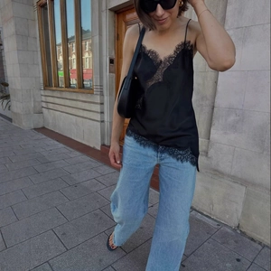 Haut caraco sexy en satin à dentelle noire avec jean large bleu clair délavé