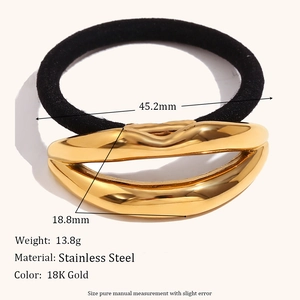 Elastico nero per capelli con ciondolo a labbra in acciaio placcato oro 18K