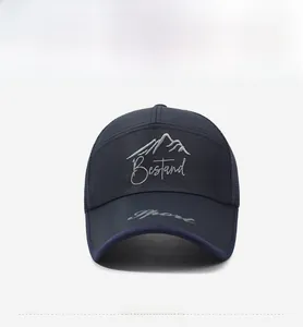 Vista frontale del berretto blu navy con rete e ricamo montagna e scritta Sport