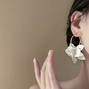 Boucles d'oreilles créoles fleurs en résine et métal doré au design minimaliste