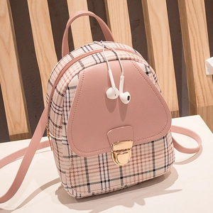 Dettaglio mini zaino a quadri rosa con chiusura a scatto dorata e patta in ecopelle