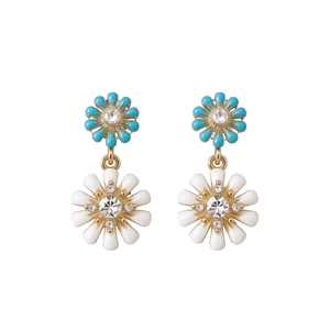 Élégantes boucles d'oreilles fleurs en or avec pétales de marguerite bleus et blancs