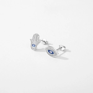 Boucles d'oreilles asymétriques main de Hamsa et œil bleu en argent 925 et cristaux