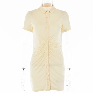Detailansicht von hellgelbem Polo-Kleid mit Knopfleiste und gerafften Details am Bauch