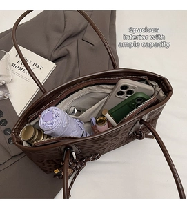 Vue de dessus du grand sac cabas léopard montrant l'intérieur spacieux et les compartiments