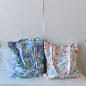 Sacs fourre-tout minimalistes en coton avec de doux motifs floraux bleus et roses