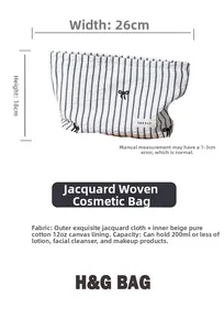 Détail de trousse de toilette à rayures avec dimensions 26x18cm et nœud brodé élégant
