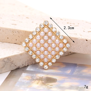 Macro shot of a 2.3cm diamond-shaped pearl and rhinestone jewelry charm for DIY designs