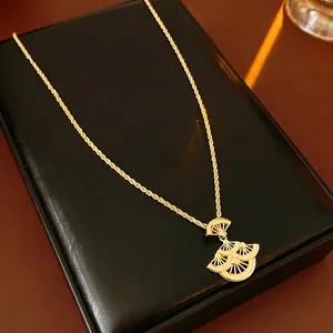 Collier à pendentif feuille en éventail plaqué or avec triple motif ajouré pour femme