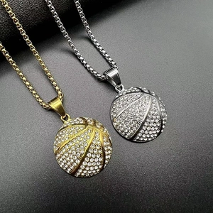 Gros plan de pendentifs basket en or et argent avec des strass brillants sur la chaîne