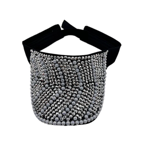 Visière de soleil noire pour femme avec strass brillants et perles sur fond blanc