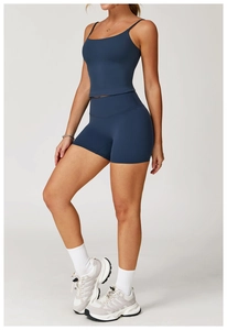 Vue détaillée du short de yoga taille haute et du crop top ajusté en bleu marine