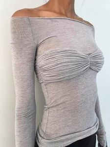 Haut gris chic à épaules dénudées et manches longues avec détails plissés et coupe slim