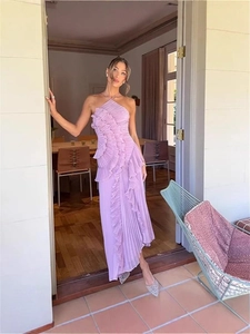 Robe longue violette dos nu avec volants superposés et détails de plis texturés
