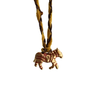 Collier pendentif zèbre ethnique avec cordon en coton tressé et finition émail doré