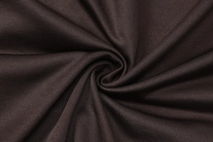 Gros plan sur un tissu en maille marron café montrant un drapé doux et des plis en spirale