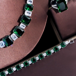 Parure de bijoux hip hop argentée avec collier bracelet et bague en zircon vert