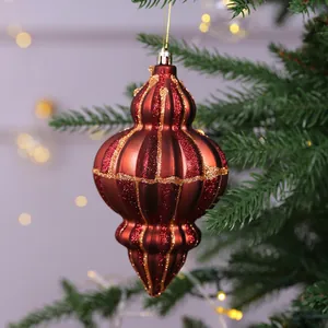 Vintage Zwiebel-Weihnachtskugel in Dunkelrot mit Goldglitzer auf einem Tannenbaum