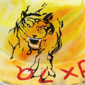 Vue détaillée du motif tigre peint à la main sur le bord du chapeau en feutre