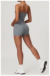 Detalle del conjunto de pantalones cortos de yoga grises de talle alto y top corto