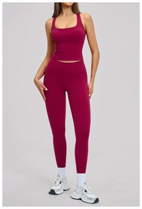 Vue de face d'un ensemble sport bordeaux avec débardeur col carré et legging yoga