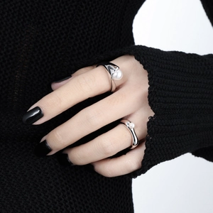 Minimalist S925 sterling silver geometric rings with white pearls on a model hand