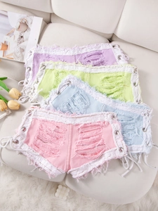 Pantalones cortos vaqueros en tonos pastel con detalles rotos y cordones laterales