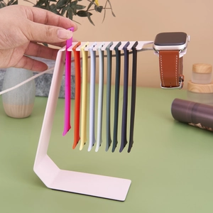 Soporte de metal rosa para correas de reloj con múltiples colores de silicona y cuero
