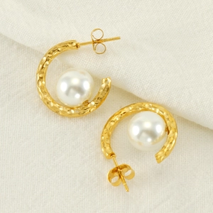 Boucles d'oreilles dorées en C texturées avec grandes perles pour un style chic
