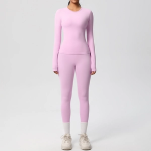 Dettaglio del set da yoga rosa con tessuto opaco e leggings sportivi a vita alta