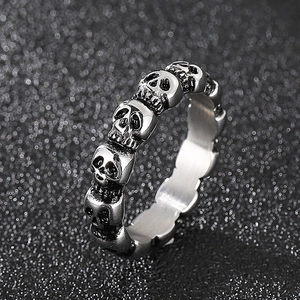 Detaillierte Nahaufnahme des silbernen Totenkopf-Rings mit gotischen Punk-Gravuren und Finish