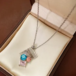 Silberne Halskette mit Sweet Sins Anhänger und bunten Strasssteinen in einer Geschenkbox