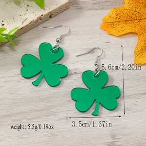 Detaillierte Maße der St. Patrick's Day Kleeblatt Ohrringe aus grünem Acryl mit Haken