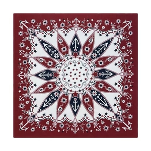 Flach liegendes Vintage-Baumwoll-Bandana mit Anker- und Seilmustern in Kastanienrot und Marine