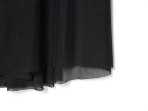 Detailaufnahme des mehrlagigen schwarzen Netzstoffs und Saumverarbeitung dieses Kleids